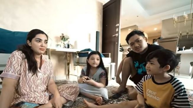 Ashanty heran dengan sikap Arsy. (Youtube/TheHermansyahA6)