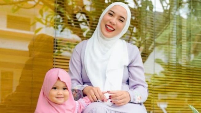 Potret artis dan anak pakai hijab. [Instagram]