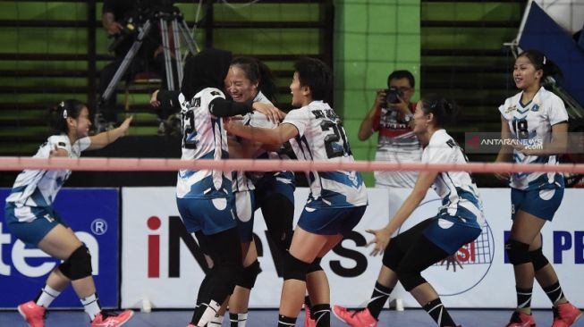 Foto arsip - Tim bola voli putri DKI Jakarta melakukan melakukan selebrasi usai menang lawan Jawa Tengah dengan skor 3-0 (19-25,17-25, 28-25) pada final Kejuaraan Pra-Kualifikasi PON 2020 di GOR Bulungan, Jakarta, Sabtu (10/8/2019). (ANTARA FOTO/M Risyal Hidayat)