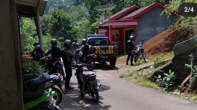 Belasan personel Polres Purworejo berpatroli di Desa Wadas, Kecamatan Bener, Rabu (22/9/2021). [Dok. Gerakan Masyarakat Peduli Alam Desa Wadas-Gempa Dewa]