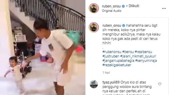 Betrand Peto hibur kedua adiknya (instagram.com)