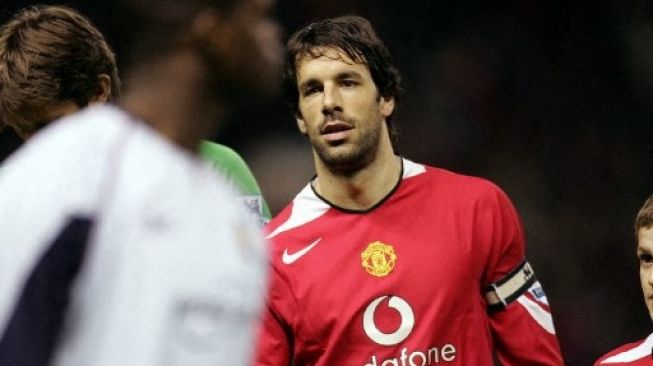 Ruud van Nistelrooy (tengah) dari Manchester United menjadi kapten tim saat Gary Neville absen untuk pertandingan melawan West Ham United dalam pertandingan sepak bola Liga Utama Inggris di Old Trafford, Manchester, Inggris, 29 Maret 2006. AFP /PAUL ELLIS 