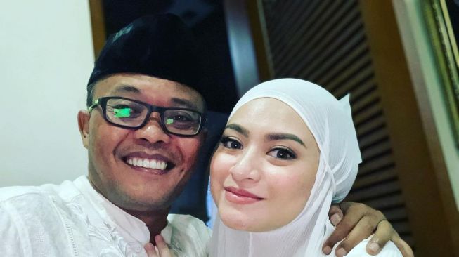 Gelar Tujuh Bulanan Adat Sunda, Sule dan Nathalie Holscher Jualan Rujak