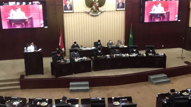 Dewan Perwakilan Rakyat Daerah (DPRD) Kota Bekasi bersama Pemerintah Kota Bekasi membahas perubahan Kebijakan Umum Anggaran (KUA) tahun anggaran 2021. (Suara.com/Imam)