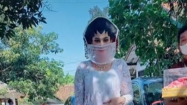 Viral Masker Pengantin Bikin Menangis. (TikTok)