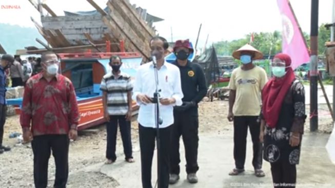 Tinjau Vaksinasi Door to Door, Jokowi: Kita Harap Percepat Program Vaksinasi di Indonesia