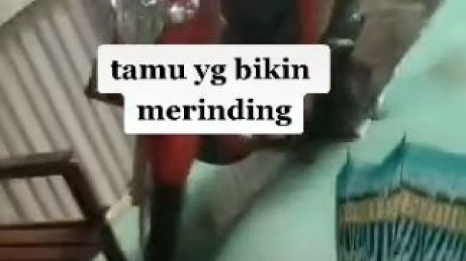 Wanita Kedatangan Tamu yang Bikin Merinding, Publik Soroti Sosoknya