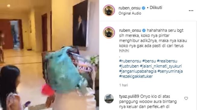 Betrand Peto hibur kedua adiknya (instagram.com)