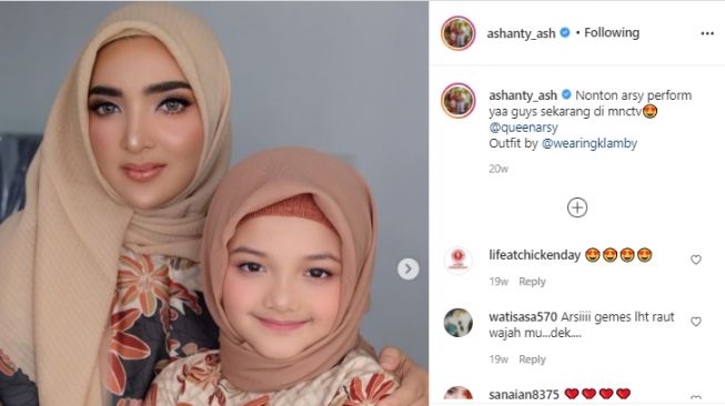 Potret artis dan anak pakai hijab. [Instagram]