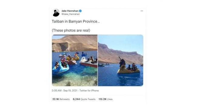 Tentara Taliban naik perahu bebek. [Twitter]