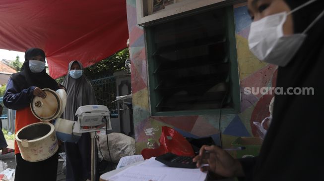 Warga menimbang sampah di Bank Sampah 68, RT 06/RW 08, Kelurahan Kebagusan, Pasar Minggu, Jakarta, Kamis (23/9/2021). [Suara.com/Angga Budhiyanto]