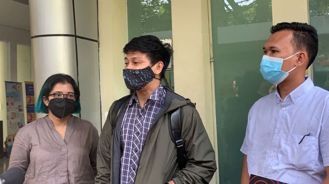 Koordinator KontraS Fatia Maulidiyanti dan tim hukum mendatangi Komnas HAM. (Suara.com/Raihan Hanani)