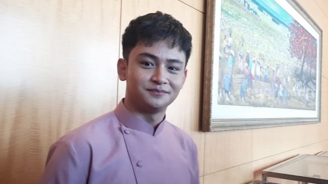 Randy Martin ikut menghadiri acara lamaran Ria Ricis dan Teuku Ryan di Hotel JW Marriott, Kuningan, Jakarta Selatan, Kamis (23/9/2021). [Evi Ariska/Suara.com]