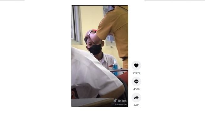 Muridnya masuk sekolah berambut panjang, aksi guru ini tak terduga. [TikTok] 