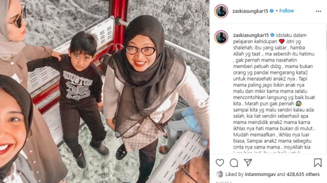 Rizky Rakhmani, anak angkat Zaskia Sungkar dan Irwansyah. [Instagram/zaskiasungkar15/rizkyrakhmani]