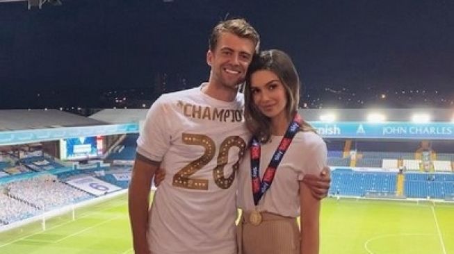 Striker Leeds United Patrick Bamford besama kekasihnya Michaela Ireland. [Instagram @michaelaireland]