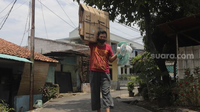 Warga membawa sampah untuk disetorkan ke Bank Sampah 68, RT 06/RW 08, Kelurahan Kebagusan, Pasar Minggu, Jakarta, Kamis (23/9/2021). [Suara.com/Angga Budhiyanto]