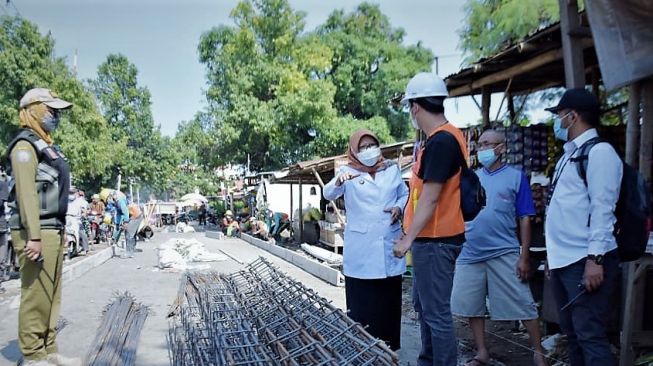 Bupati Tegal Tinjau Pekerjaan Konstruksi Jalan Beton Pasar Bawang Banjaran