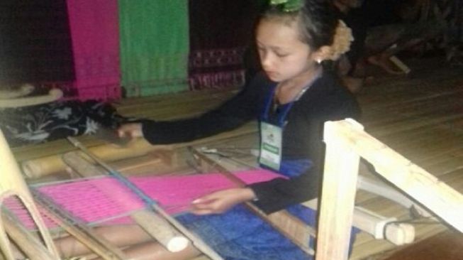 Emak-emak Baduy ‘Turun Gunung’ Tinggalkan Sejenak Produksi Tenun, Ada Apa?