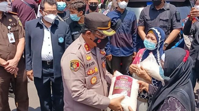 Hadiri Vaksinasi Massal, Kapolres Ciko Salurkan Bantuan Beras