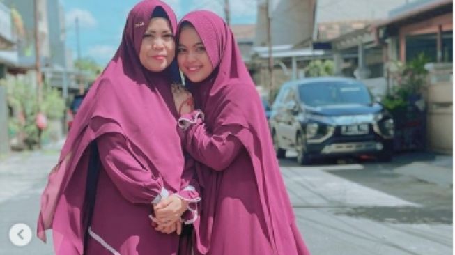 9 Potret Kebersamaan Putri DA dengan Ibunda yang Kini Telah Tiada