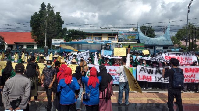 Hari Tani Nasional, Ratusan Mahasiswa Demo Gubernur Sumbar