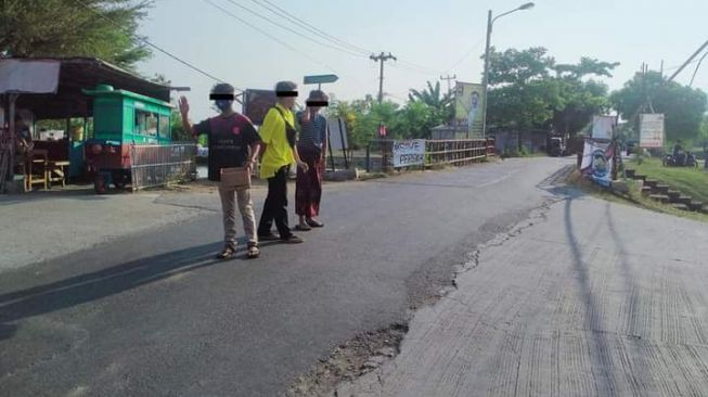 Viral fans Persika Karawang mina donasi di jalan untuk membiayai klub. Hal itu beredar dalam foto di media sosial. (dok Fans)