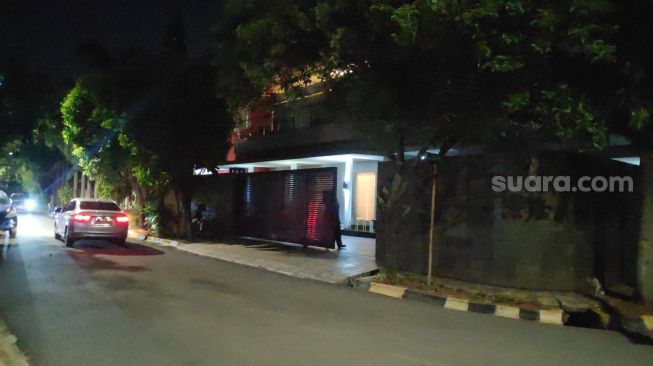 Kediaman Wakil Ketua DPR Azis Syamsuddin di kawasan Jakarta Selatan tampak sepi dari aktivitas, Jumat (24/9/2021). Azis Syamsuddin dijemput paksa KPK dan telah tiba di Gedung Merah Putih KPK, Jakarta Selatan. [Suara.com/Bagaskara Isdiansyah]