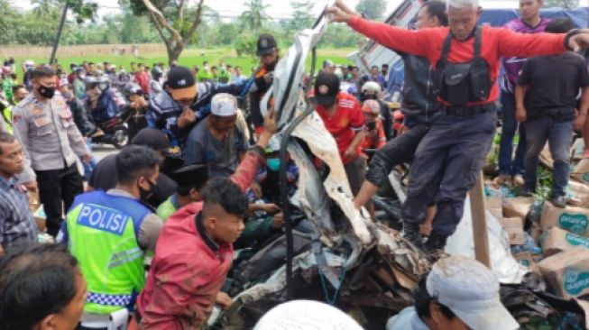 Jasad Sopir Truk Yang Terjepit Usai Kecelakaan di Cianjur Berhasil Dievakuasi