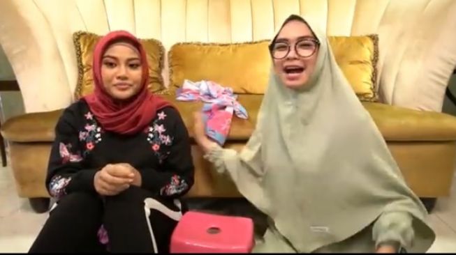 Tampil Memukau! Intip Adu Gaya Ria Ricis dan Aurel Hermansyah Kenakan Gaun saat Lamaran