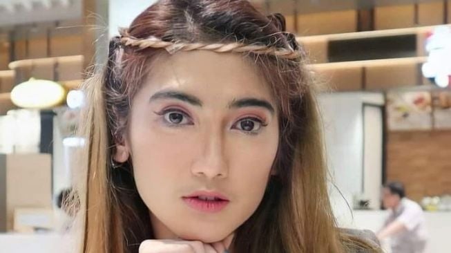 Diwawancara Irfan Hakim, Gelagat Revi Mariska Disorot: Ada yang Aneh