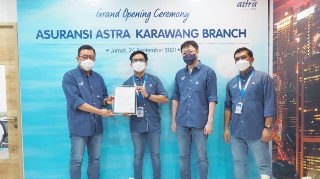 Chief Marketing Officer – Retail Business Asuransi Astra Gunawan Salim (kiri), Branch Head Asuransi Astra Karawang Kevin Adichandra Leman (kedua kiri), CEO Asuransi Astra Rudy Chen (kedua kanan), dan Regional Head Jabar Jateng Asuransi Astra Yulianto (kanan) menerima sertifikat pembukaan kantor cabang baru di Karawang dari Otoritas Jasa Keuangan (OJK).[Dok. Asuransi Astra].