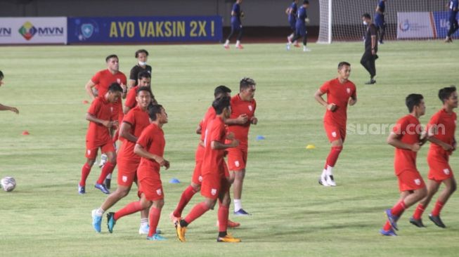 Para pemain Persis Solo melakukan official training atau uji lapangan jelang laga pembuka Liga 2 2021 di Stadion Manahan, Jumat (24/9/2021). [Suara.com/Ronald Seger Prabowo]