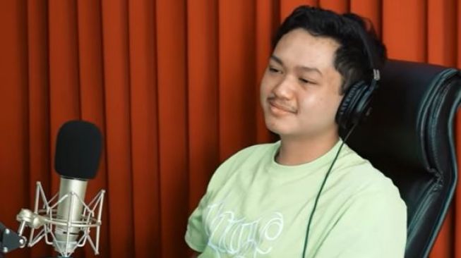 Azriel Hermansyah bikin bangga Ashanty. (Youtube/NgobrolAsix)