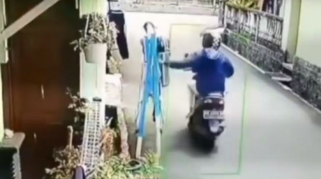 CCTV, Aksi Pria Curi Jemuran Celana Dalam Wanita