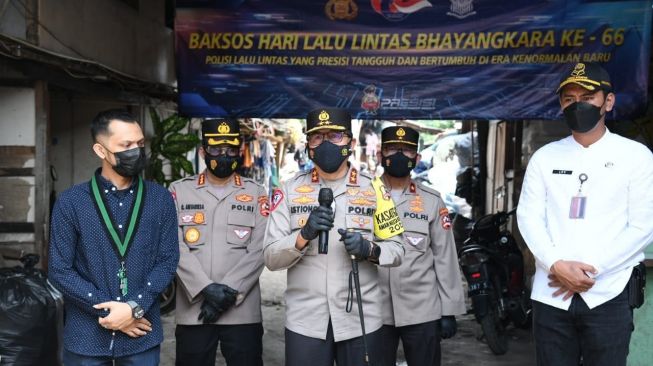 HUT Polantas ke-66, Polri Beri Bantuan 1.000 Sembako ke Pemulung dan Pedagang