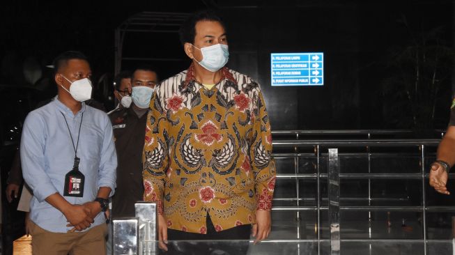 Wakil Ketua DPR Aziz Syamsuddin tiba untuk menjalani pemeriksaan di Gedung Merah Putih KPK, Jakarta, Jumat (24/9/2021).  ANTARA FOTO/Indrianto Eko Suwarso