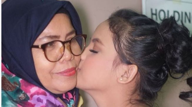 Kebersamaan Putri DA dengan Ibunda. [Instagram/ibu_putri03/da4_putri03/irhamram]