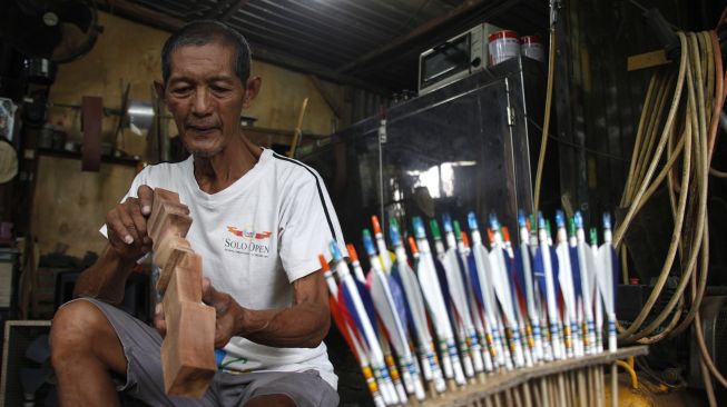 Perajin alat panah Lourensius Eddy Sutopo menyelesaikan pesanan busur dan anak panah tradisional di Sriwedari, Solo, Jawa Tengah, Jumat (24/9/2021). [ANTARA FOTO/Maulana Surya]