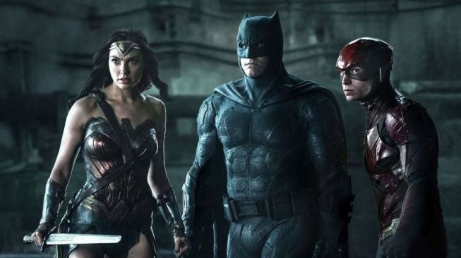 Wonder Woman, Batman dan The Flesh dalam film Justice League (2017). [Warner Bros]