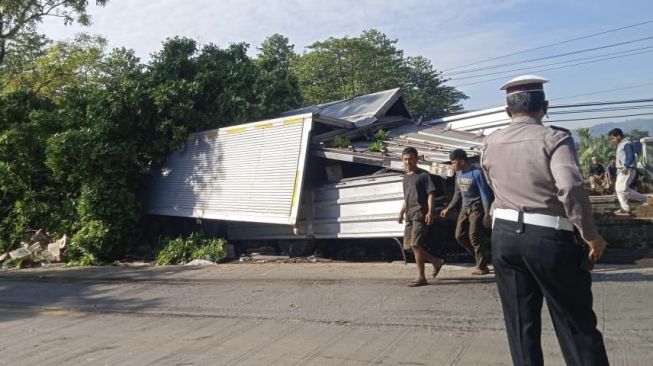 Truk Tronton Tabrakan Beruntun di Cianjur, Satu Orang Tewas