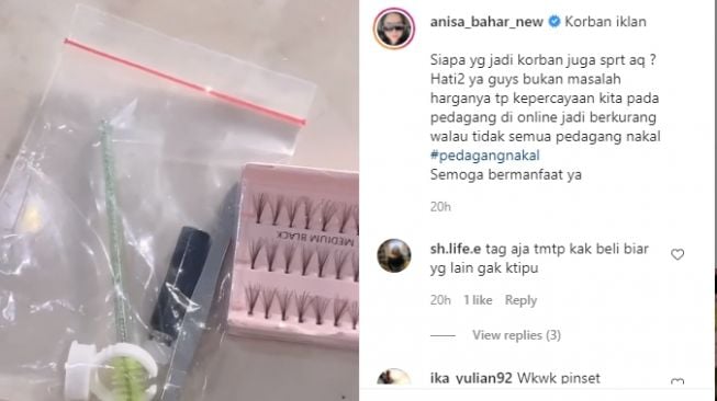 Anisa Bahar memperlihatkan paket bulu mata palsu yang dianggap tidak sesuai dengan iklan [Instagram/@anisa_bahar_new]