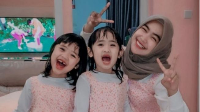 Ria Ricis momong keponakan. [Instagram/riaricis1795]