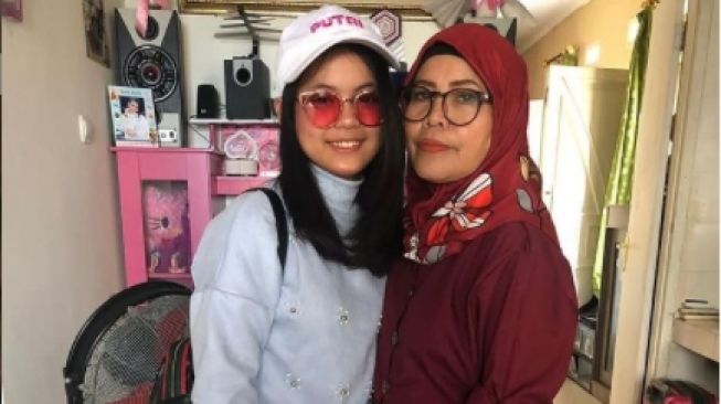 Kebersamaan Putri DA dengan Ibunda. [Instagram/ibu_putri03/da4_putri03/irhamram]