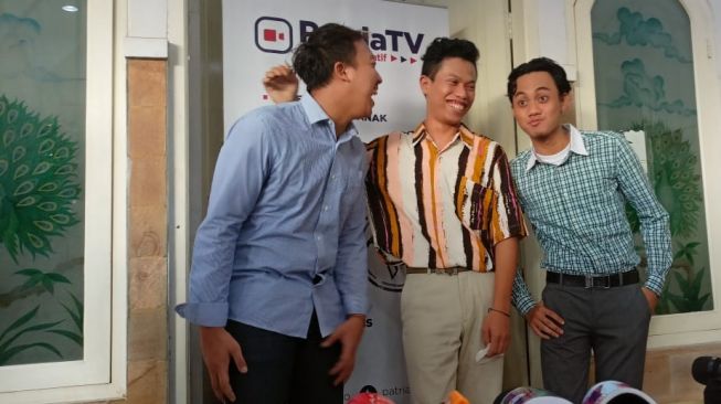 Warkopi menggelar konferensi pers untuk meminta maaf kepada keluarga besar Warkop DKI di kawasan Depok, Jawa Barat pada Jumat (24/9/2021). [Suara.com/Rena Pangesti]