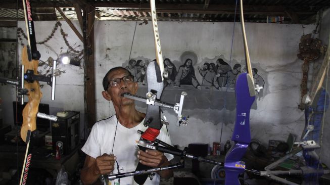 Perajin alat panah Lourensius Eddy Sutopo menyelesaikan pesanan busur dan anak panah tradisional di Sriwedari, Solo, Jawa Tengah, Jumat (24/9/2021). [ANTARA FOTO/Maulana Surya]