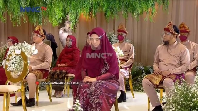  Gaya Keluarga Ria Ricis Saat Lamaran. [YouTube/MNCTV Official]