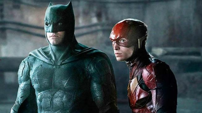 Batman (diperankan Ben Affleck) dan The Flash (Ezra Miller) di film Justice League (2017). [Warner Bros]