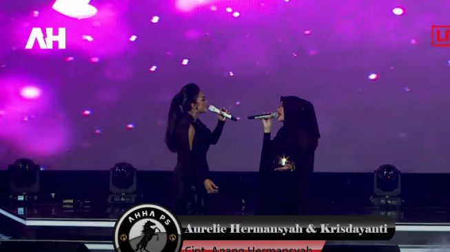 Momen Krisdayanti nyanyi bareng Aurel Hermansyah. (YouTube/AH)