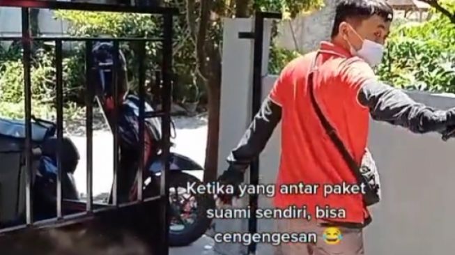 Aksi kurir main terobos pagar rumah orang. (TikTok/@tiyaferdiana)